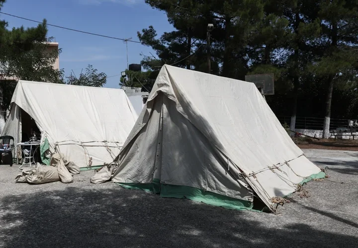 Ντροπή: Κρεβάτια και σκηνές μόνο στους εμβολιασμένους σεισμόπληκτους στην Κρήτη!