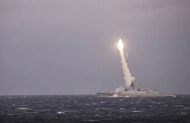 Επίδειξη δύναμης απο Πούτιν: εκτοξεύει για πρώτη φορά υπερηχητικούς πυραύλους Zircon