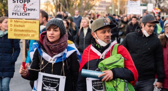 Η Αυστριακή κυβέρνηση προχωρά στην υποχρεωτικότητα του εμβολίου παρά τις μαζικές διαμαρτυρίες