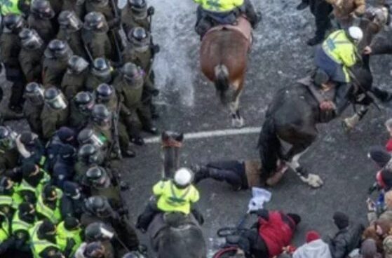Ο Καναδάς σε καθεστώς δικτατορίας: Αστυνομικοί με άλογα ποδοπατούν τους πολίτες – Ο Τριντό παραδέχεται ότι θαυμάζει την Κίνα επειδή έχουν δικτατορία! (βίντεο)