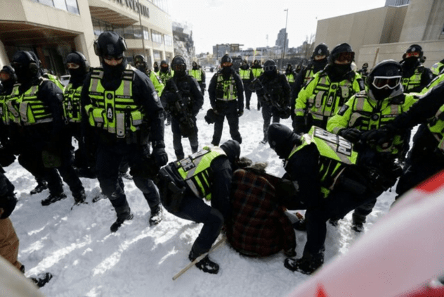 Καναδάς: Διαδηλωτής χαροπαλεύει μετά απο αναίτια επίθεση συμμορίας αστυνομικών του Τριντό! (βίντεο)