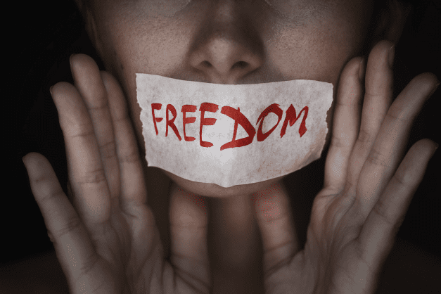 Ηνωμένο Βασίλειο και ΕΕ: Δεν θα επιτρέψουμε την ελεύθερία έκφρασης στο Twitter!