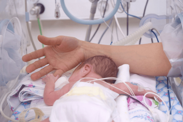 Daily Mail: Οι εμβολιασμένοι γονείς κατά του Covid-19 γεννούν μωρά με κατεστραμμένο ανοσοποιητικό!