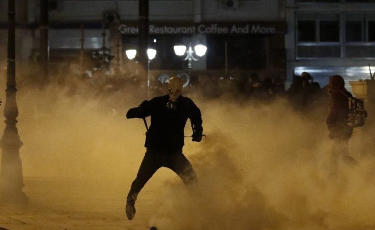 Σε «αντιφασιστική» συγκέντρωση που διοργάνωσε ο ΣΥΡΙΖΑ έβαλαν φωτιά σε 15χρονο – στη πορεία ήταν βουλευτές όπως ο πρώην πρόεδρος της Βουλής Νίκος Βούτσης! (σιωπή στα ΜΜΕ)