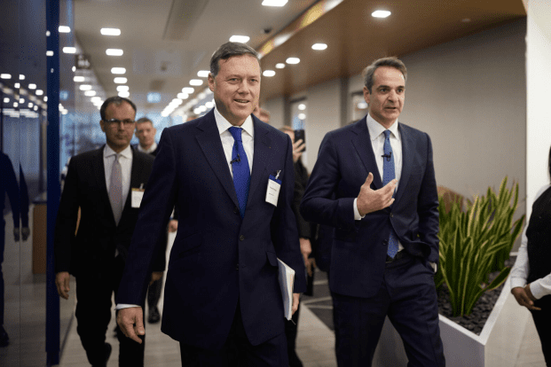 Το WEF, που θέλουν να μην έχετε τίποτα και να είστε ευτυχισμένοι – στη συνάντηση των ηγετών κάλεσαν εκατοντάδες ιερόδουλες για τις ορέξεις των ελίτ καλεσμένων του Νταβός!