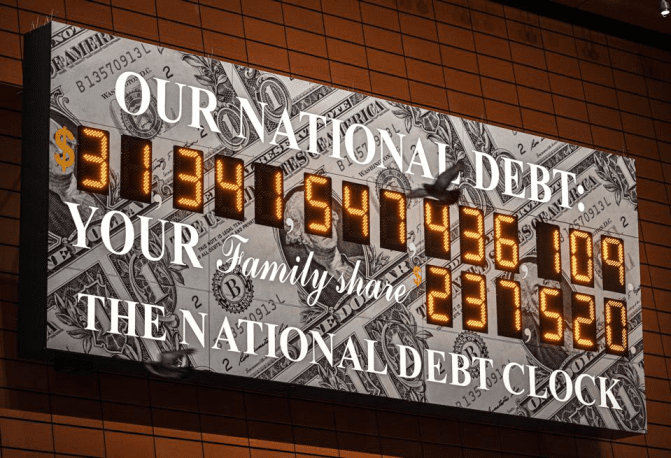 Το ακαθάριστο εθνικό χρέος των ΗΠΑ είναι περίπου 31,5 τρις δολάρια και αναμένεται να αυξηθεί σε σχεδόν 51 τρις δολάρια το έτος 2033!