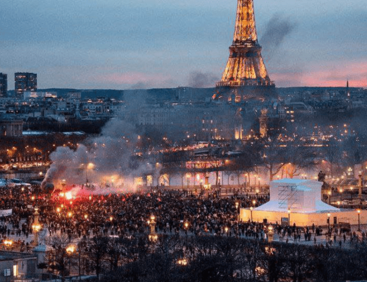 Ζωντανή 24ωρη κάλυψη, το Παρίσι “φωτίζει” μέσα απο τις φλόγες του και δείχνει το δρόμο!