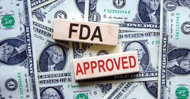 Ο FDA με μια απίστευτη ντρίμπλα βγάζει τα εμβόλια για τον Covid: μη εξουσιοδοτημένα για “έκτακτη χρήση” στις Ηνωμένες Πολιτείες. Τι σημαίνει αυτό;
