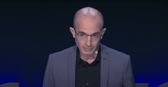O Yuval Noah Harari μιλάει για την τεχνητή νοημοσύνη και πως αυτή θα δημιουργεί λατρείες, πολιτικά κόμματα και ειδήσεις φέροντας ως παράδειγμα το psyop Qanon!