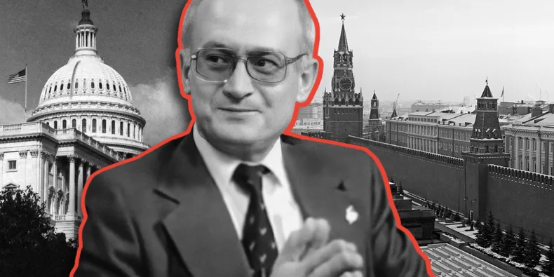 Yuri Bezmenov: Ο Πράκτορας Τύπου και προπαγάνδας της KGB και αργότερα αποστάτης και συνεργάτης της CIA εξηγεί τις τακτικές προπαγάνδας σε ένα βίντεο.