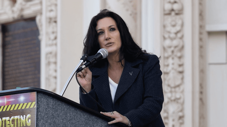 [Ανανεωμένο] Karen Kingston: «H CIA με χαρακτήρισε ως επικίνδυνη, θέλουν να με σκοτώσουν».