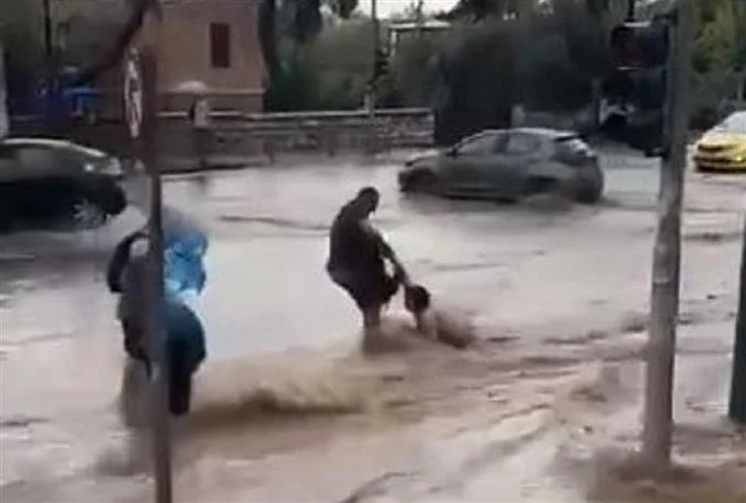 Άνθρωποι παρασύρονται απο το νερό στη λεωφόρο Βασιλίσσης Σοφίας που έγινε ποτάμι – Συγκλονιστικές εικόνες (βίντεο)