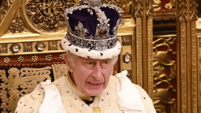 Ο Βασιλιάς Κάρολος ανακοίνωσε την ολική απαγόρευση του καπνίσματος στο Ηνωμένο Βασίλειο.