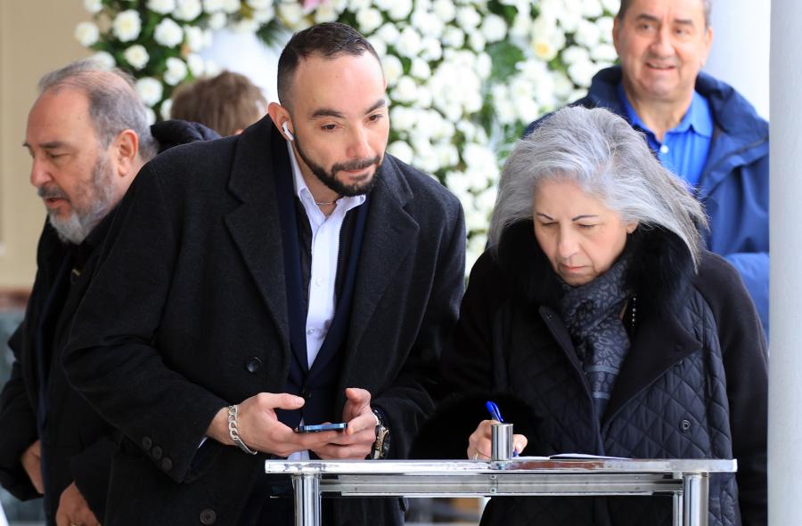 «Ας πνίγανε εμένα» είπε η μητέρα του Βασίλη Καλογήρου – Στην κηδεία και η Καρυστιανού !