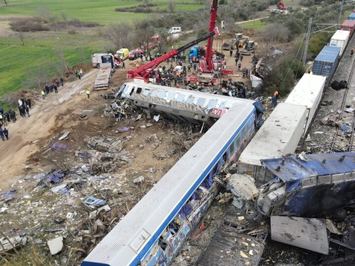 Τέμπη: Διάλογοι σοκ μεταξύ σταθμαρχών και ρυθμιστών κυκλοφορίας λίγες ώρες πριν από την τραγωδία στα Τέμπη.