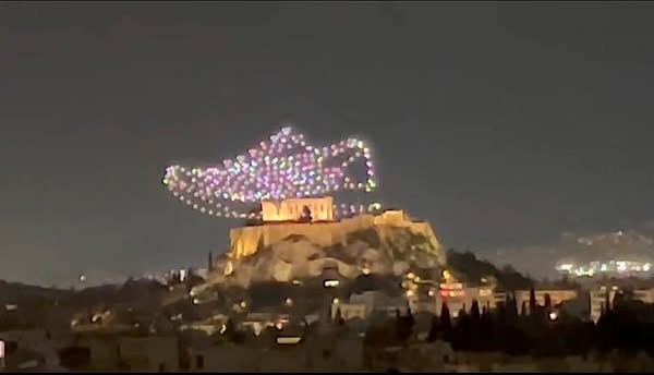 Ατίμασαν το ιερό μνημείο της Ακρόπολης με διαφημίσεις της Nike!