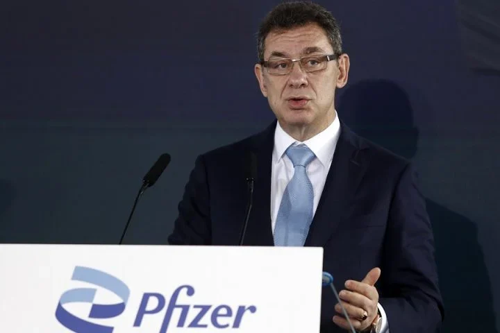 Η Pfizer κατηγορείται πως ενορχήστρωσε επίτηδες καθυστέρηση στις κλινικές δοκιμές της για πολιτική χειραγώγηση του κοινού στις εκλογές των ΗΠΑ.