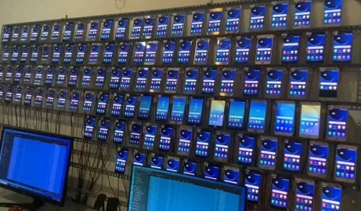 Phone Farms και χειραγώγηση των sosial media: Όταν χιλιάδες τηλέφωνα παράγουν ψεύτικες αλληλεπιδράσεις και κατευθύνουν την κοινή γνώμη, υπονομεύοντας τη δημοκρατία και την αυθεντικότητα.