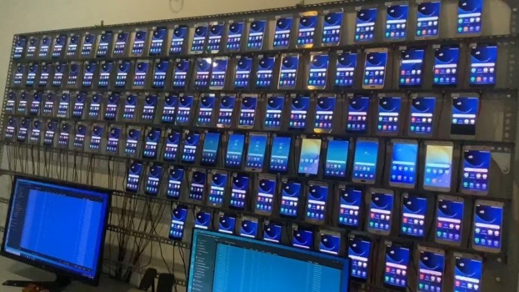 Phone Farms και χειραγώγηση των sosial media: Όταν χιλιάδες τηλέφωνα παράγουν ψεύτικες αλληλεπιδράσεις και κατευθύνουν την κοινή γνώμη, υπονομεύοντας τη δημοκρατία και την αυθεντικότητα.