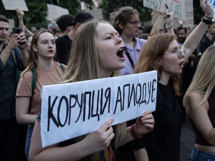 Οι βίαιες στρατολογήσεις του ναζιστικού καθεστώτος Ζελένσκι, προκαλούν «γυναικεία εξέγερση» – Γυναίκες εισβάλλανε στη στρατολογική υπηρεσία, προσπαθώντας να απελευθερώσουν άνδρες που είχαν επιστρατευτεί με τη βία!