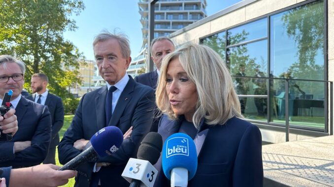 Πρώτη είδηση στη Γαλλία: To «αιδοίο» της Μπριτζέτ Μακρόν που θα εξεταστεί από δικαστήριο για να διαπιστωθεί η αυθεντικότητά του.