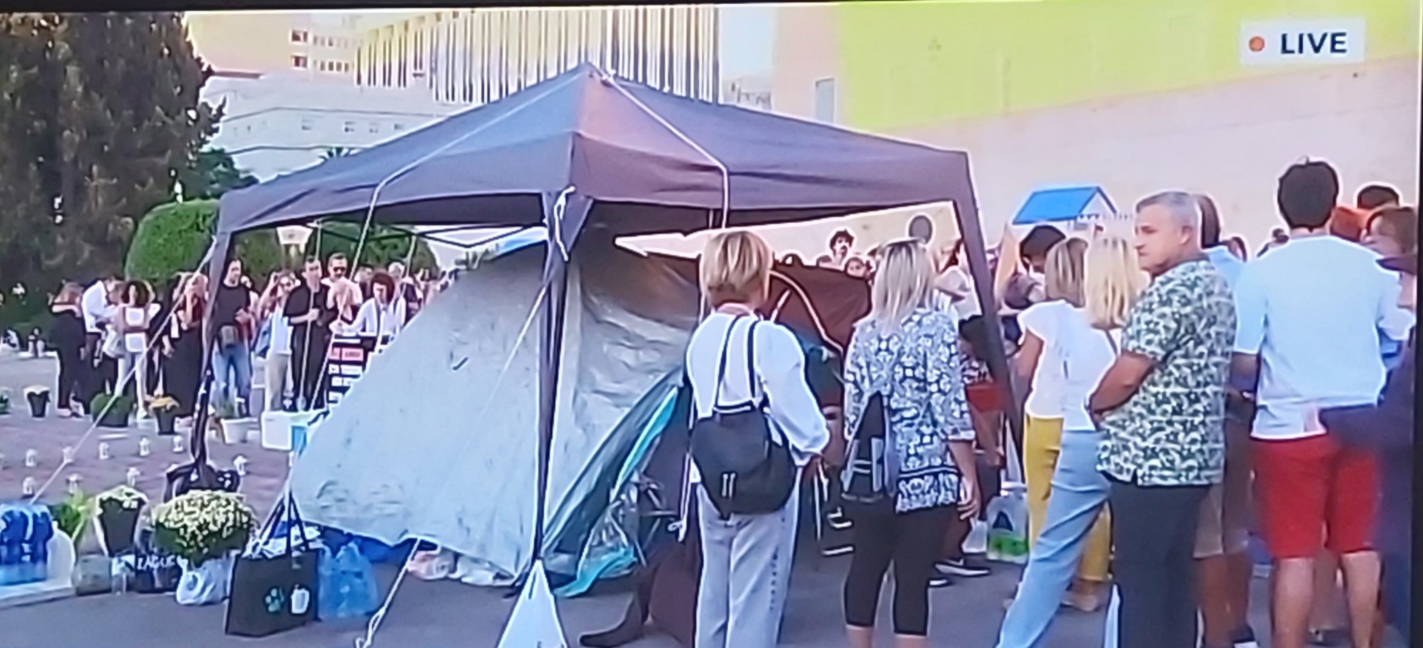 Η Μαρία Καρυστιανού μαζί με πλήθος κόσμου και άλλους συγγενείς θυμάτων των Τεμπών, στο πλευρό του Πάνου Ρούτσι στο Σύνταγμα – Συγκεντρώσεις αλληλεγγύης σε Αθήνα και Θεσσαλονίκη