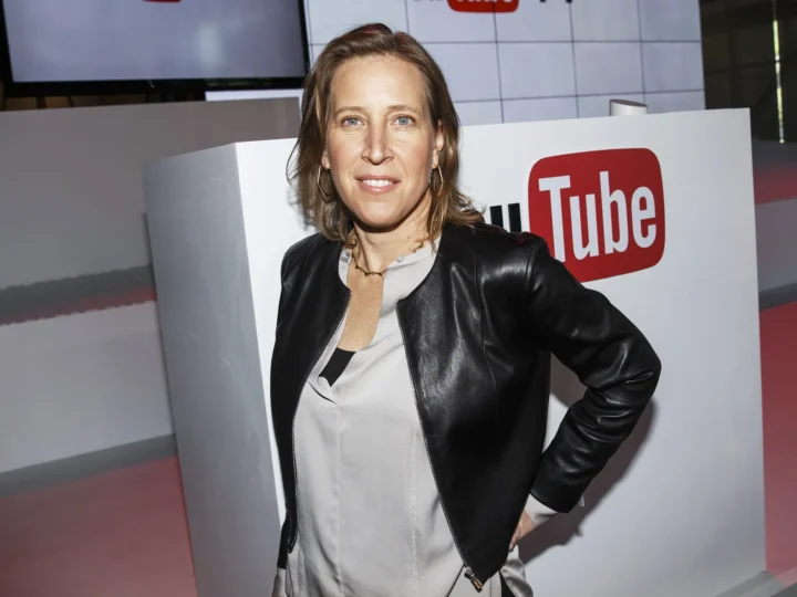 Η πρώην διευθύνουσα σύμβουλος του YouTube Παραδέχτηκε ότι Απαγόρευσε Εκατομμύρια Βίντεο που αμφισβητούσαν τις εντολές του COVID με εντολές απο την Big Pharma.
