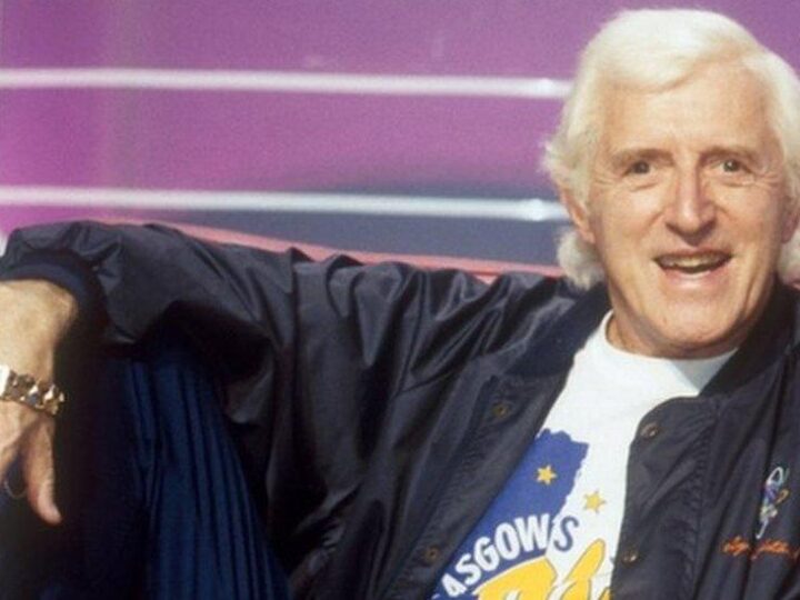 Το σκάνδαλο του Jimmy Savile δεν είναι απλώς η ιστορία ενός παιδεραστή – είναι μια υπόθεση που αποκαλύπτει πώς η εξουσία, τα media, η υγεία, η αστυνομία και οι πολιτικοί – μπορούν να γίνουν ΟΜΕΡΤΑ.
