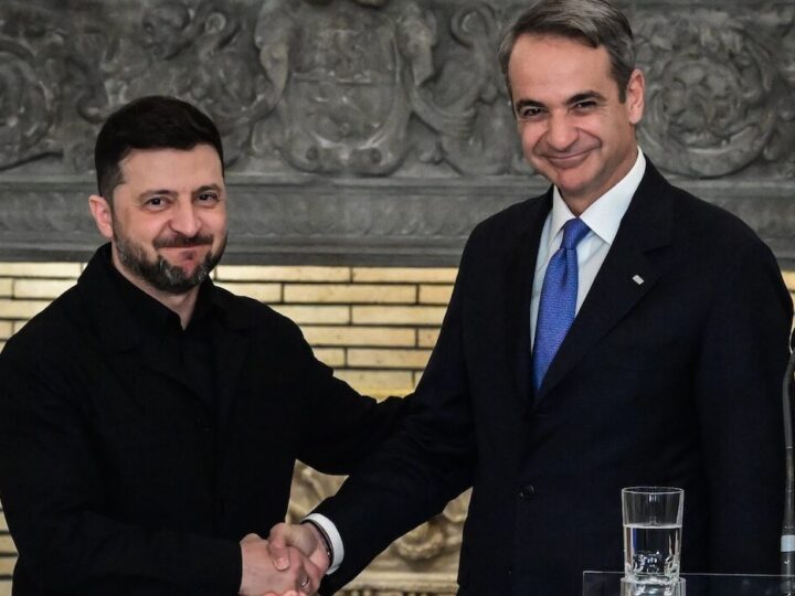 Η κυβέρνηση παίζει ρώσικη ρουλέτα: Τα δίνει όλα στον Ζελένσκι.