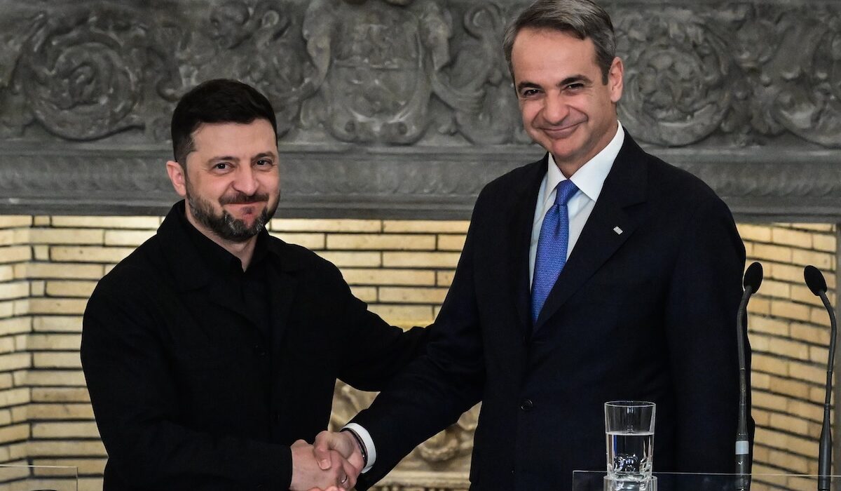 Η κυβέρνηση παίζει ρώσικη ρουλέτα: Τα δίνει όλα στον Ζελένσκι.