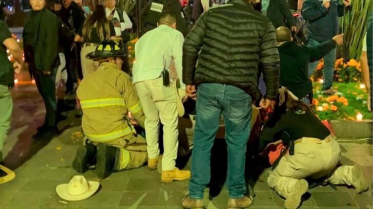 Δήμαρχος στο Μεξικό δολοφονείται από τα καρτέλ ναρκωτικών σε ζωντανή μετάδοση.